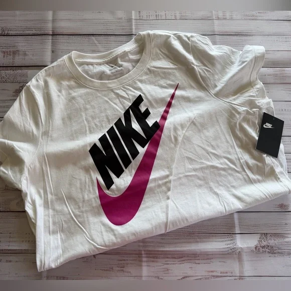 Nike Women’s T-Shirt - Picture 1 of 4